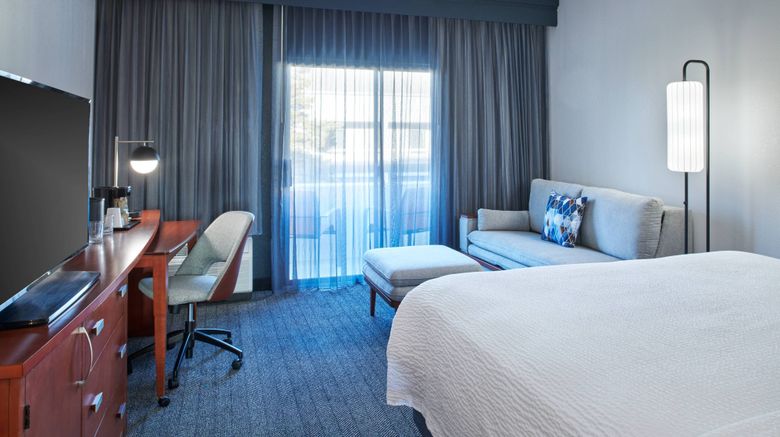 <b>Courtyard Chicago Highland Park Room</b>. Images powered by <a href="https://www.leonardoworldwide.com/" title="Leonardo Worldwide" target="_blank">Leonardo</a>.