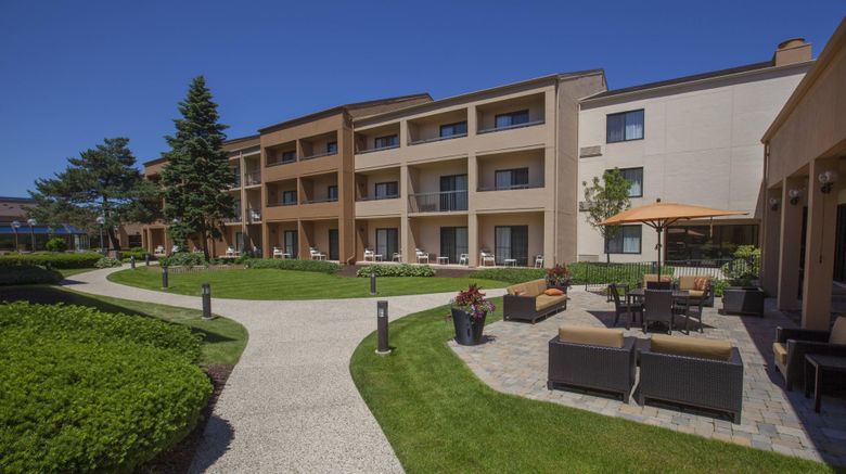 <b>Courtyard Chicago Highland Park Exterior</b>. Images powered by <a href="https://www.leonardoworldwide.com/" title="Leonardo Worldwide" target="_blank">Leonardo</a>.