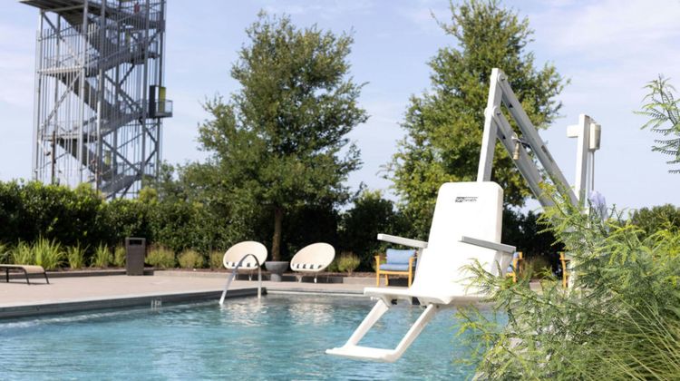 The Stella Hotel, Autograph Collection Pool