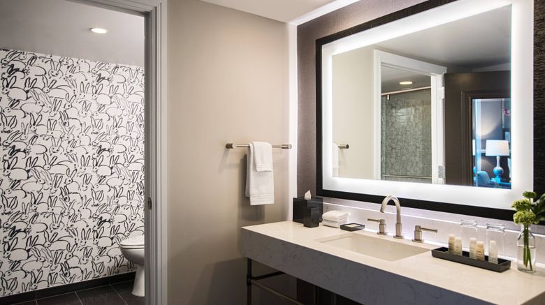 <b>The Lindy Renaissance Charleston Hotel Room</b>. Images powered by <a href="https://www.leonardoworldwide.com/" title="Leonardo Worldwide" target="_blank">Leonardo</a>.