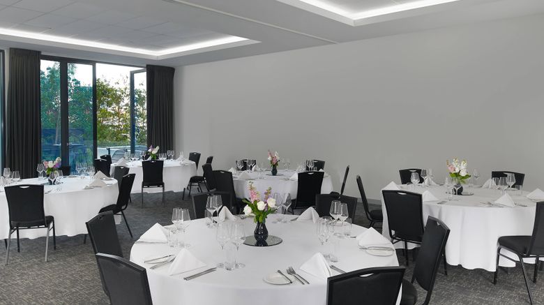 <b>Courtyard Brisbane South Bank Meeting</b>. Images powered by <a href="https://www.leonardoworldwide.com/" title="Leonardo Worldwide" target="_blank">Leonardo</a>.