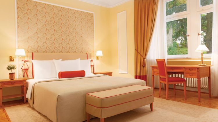 Falkenstein Grand, Autograph Collection Suite