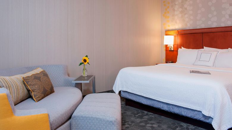 <b>Courtyard Chicago Glenview/Northbrook Room</b>. Images powered by <a href="https://www.leonardoworldwide.com/" title="Leonardo Worldwide" target="_blank">Leonardo</a>.