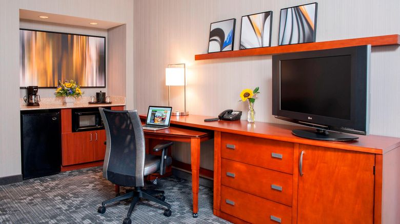 <b>Courtyard Chicago Glenview/Northbrook Suite</b>. Images powered by <a href="https://www.leonardoworldwide.com/" title="Leonardo Worldwide" target="_blank">Leonardo</a>.