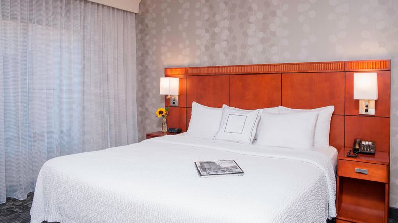 <b>Courtyard Chicago Glenview/Northbrook Suite</b>. Images powered by <a href="https://www.leonardoworldwide.com/" title="Leonardo Worldwide" target="_blank">Leonardo</a>.
