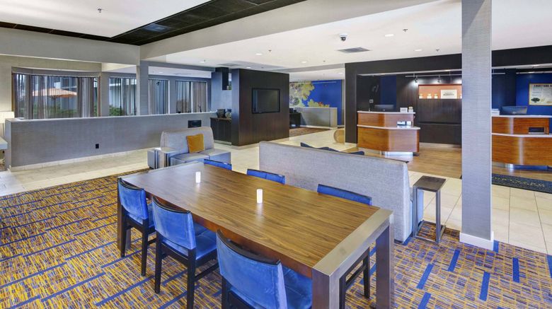 <b>Courtyard Chicago Glenview/Northbrook Lobby</b>. Images powered by <a href="https://www.leonardoworldwide.com/" title="Leonardo Worldwide" target="_blank">Leonardo</a>.