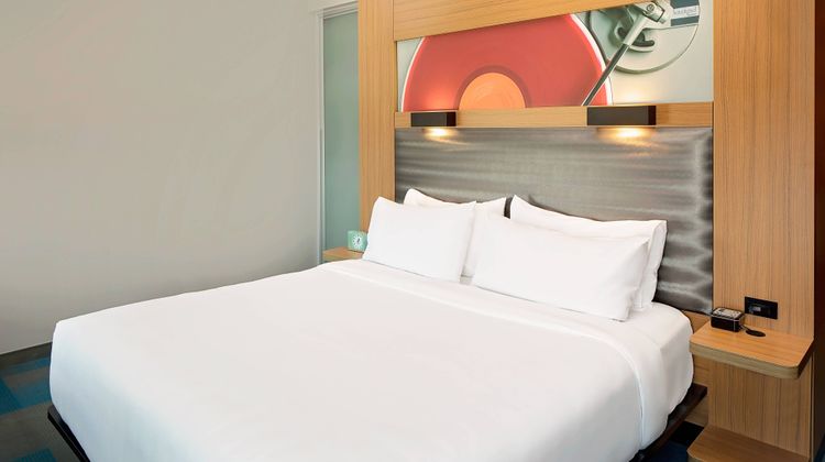 aloft Green Bay Room