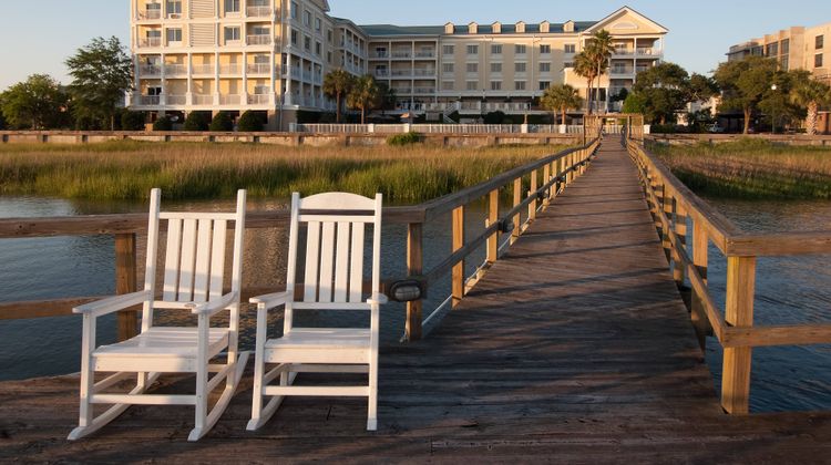 Courtyard Charleston Waterfront Exterior