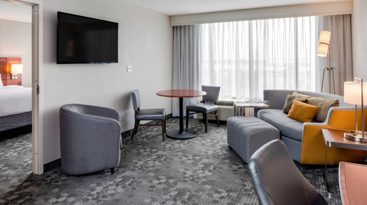 Courtyard Boston Logan Airport Suite