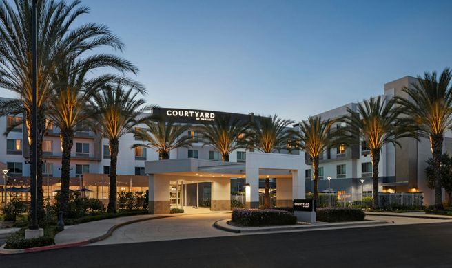Courtyard Long Beach Airport Exterior