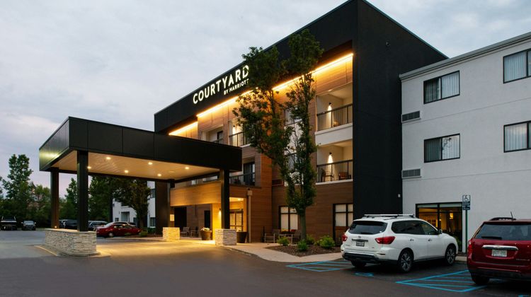 Courtyard Detroit Utica Exterior