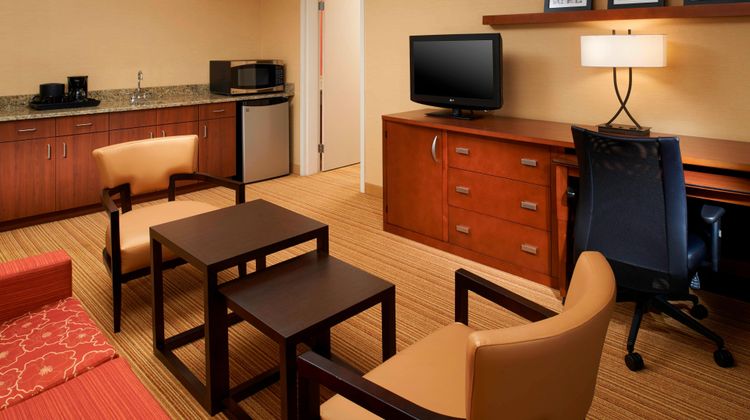 Courtyard Detroit Utica Suite