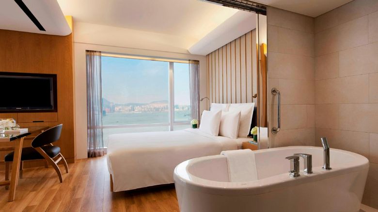 <b>Renaissance Hong Kong Harbour View Hotel Room</b>. Images powered by <a href="https://www.leonardoworldwide.com/" title="Leonardo Worldwide" target="_blank">Leonardo</a>.