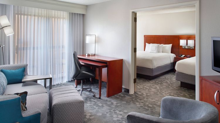 Courtyard by Marriott Fayetteville Suite