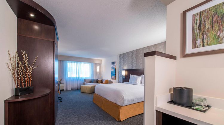 Courtyard Columbus Room