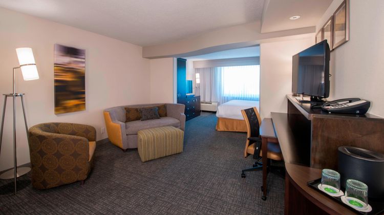 Courtyard Columbus Suite