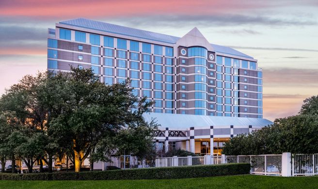 Renaissance Dallas North Hotel Exterior