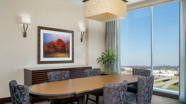 Renaissance Dallas North Hotel Suite