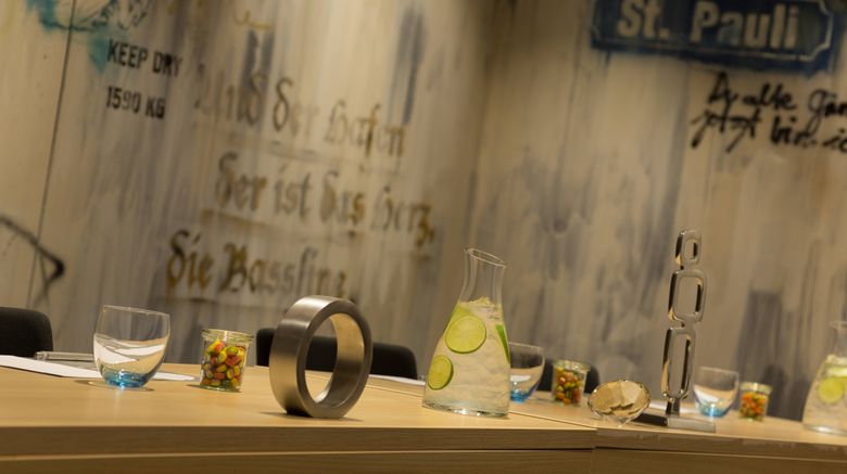 <b>Renaissance Hamburg Hotel Meeting</b>. Images powered by <a href="https://www.leonardoworldwide.com/" title="Leonardo Worldwide" target="_blank">Leonardo</a>.