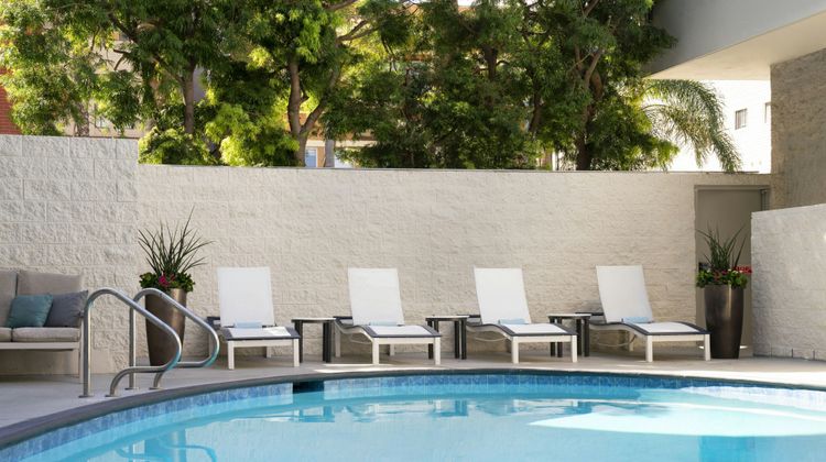 Courtyard Long Beach Downtown Pool