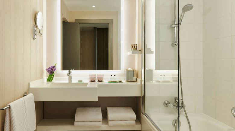<b>Renaissance Paris La Defense Hotel Room</b>. Images powered by <a href="https://www.leonardoworldwide.com/" title="Leonardo Worldwide" target="_blank">Leonardo</a>.