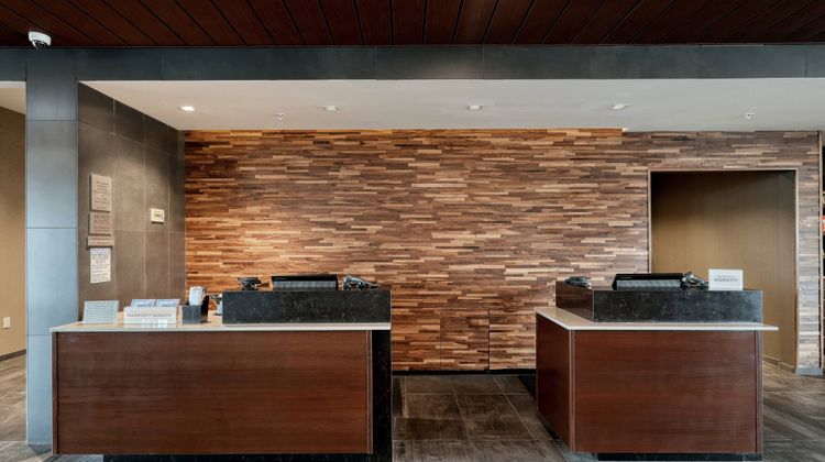 Courtyard By Marriott North Brunswick Lobby