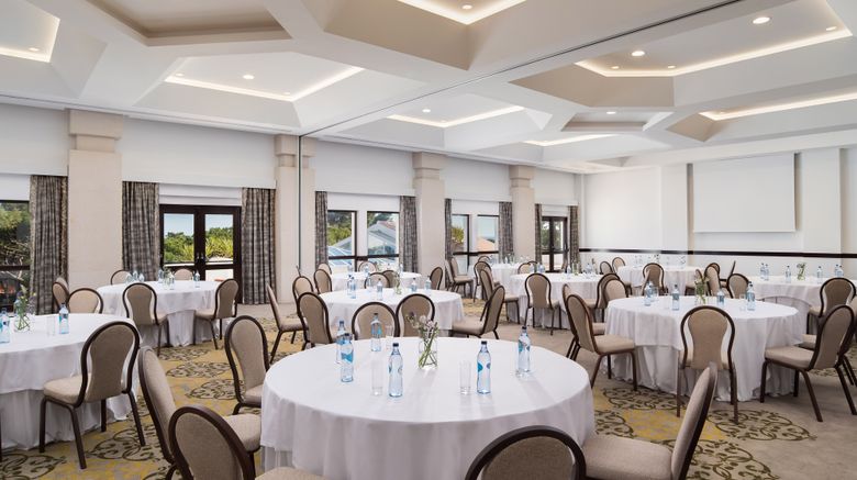 <b>Pine Cliffs Ocean Suites, Luxury Coll Meeting</b>. Images powered by <a href="https://www.leonardoworldwide.com/" title="Leonardo Worldwide" target="_blank">Leonardo</a>.