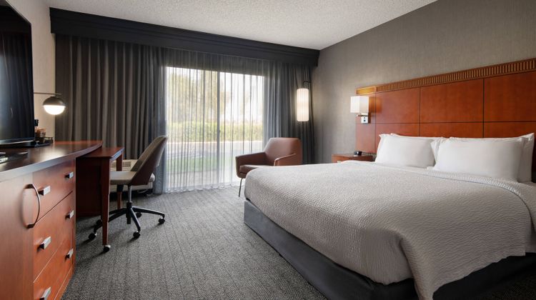 Courtyard by Marriott Fresno Suite