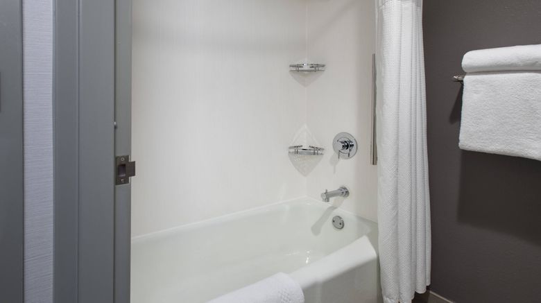 <b>Courtyard by Marriott Norwalk Room</b>. Images powered by <a href="https://www.leonardoworldwide.com/" title="Leonardo Worldwide" target="_blank">Leonardo</a>.