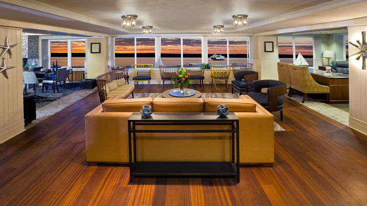 Silver Cloud Inn Lobby