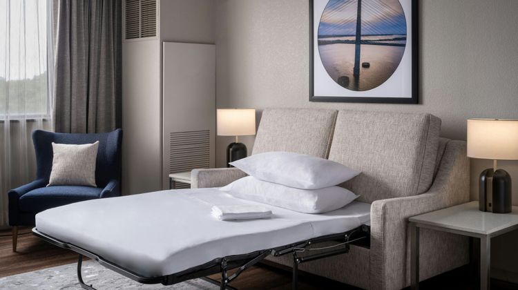 Delta Hotels Jacksonville Deerwood Suite