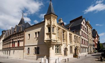 Hotel de Bourgtheroulde, Autograph