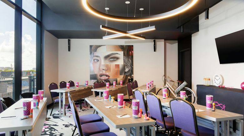 <b>Moxy Miami Wynwood Meeting</b>. Images powered by <a href="https://www.leonardoworldwide.com/" title="Leonardo Worldwide" target="_blank">Leonardo</a>.