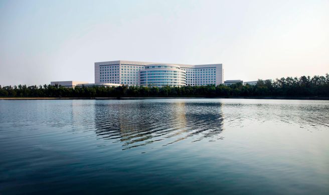 Renaissance Tianjin Lakeview Hotel Exterior