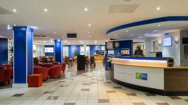 Holiday Inn Express Poole Exterior