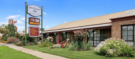 Settlement Motor Inn Exterior