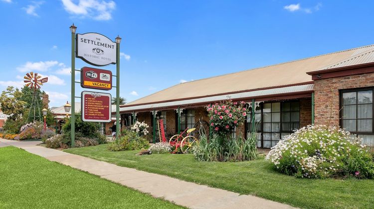 Settlement Motor Inn Exterior