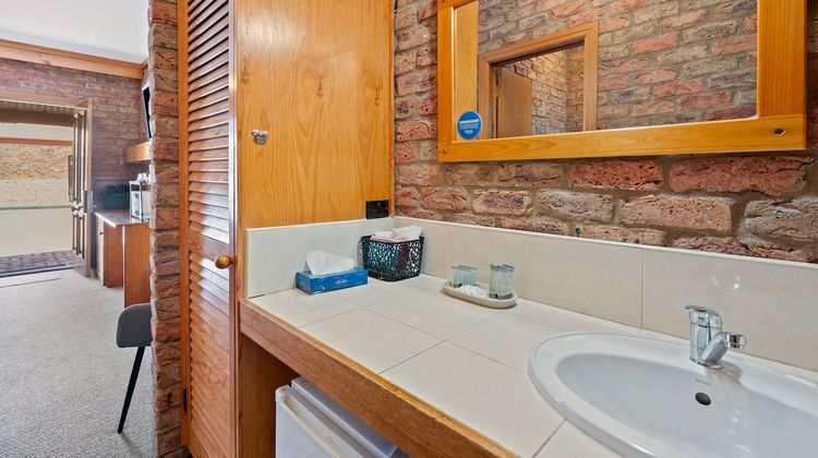 Settlement Motor Inn Room