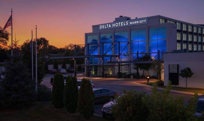 Delta Hotels Milwaukee Northwest Exterior