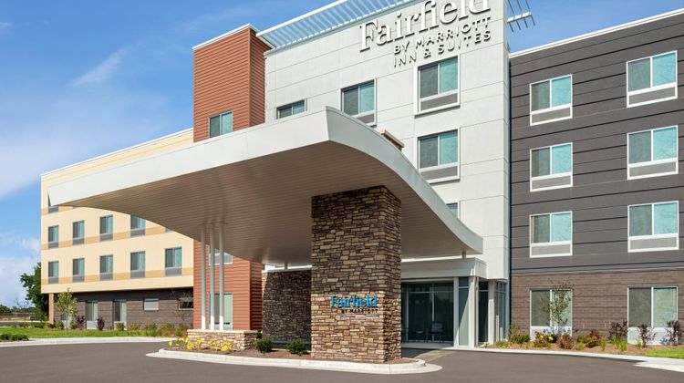 Fairfield Inn & Suites Milwaukee West Exterior