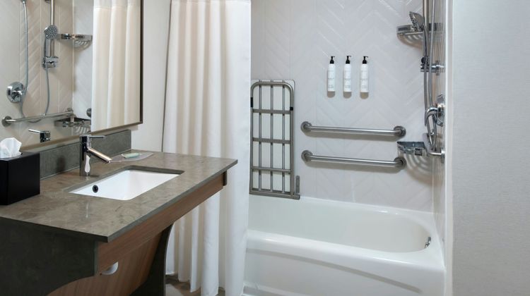 Fairfield Inn & Suites Woodbridge Room