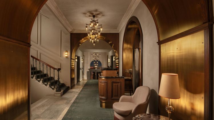 Adahan DeCamondo Pera, Autograph Coll. Lobby