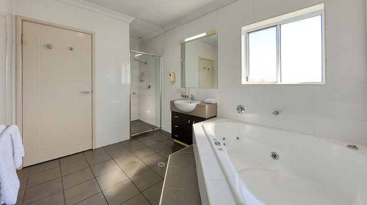 Drovers Motor Inn Suite
