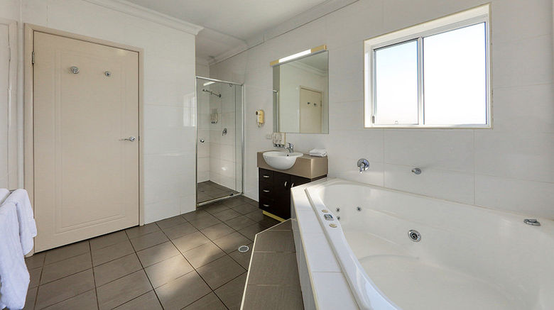 <b>Drovers Motor Inn Suite</b>. Images powered by <a href="https://www.leonardoworldwide.com/" title="Leonardo Worldwide" target="_blank">Leonardo</a>.