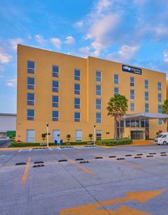 City Express by Marriott Plaza Central