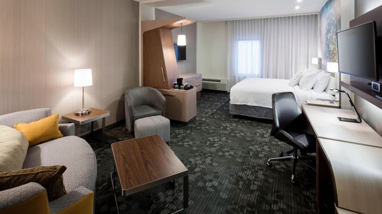 Courtyard Houston North/Shenandoah Suite