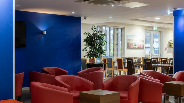 Holiday Inn Express Poole Exterior