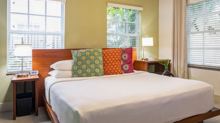 Kasa El Paseo Miami Beach Room