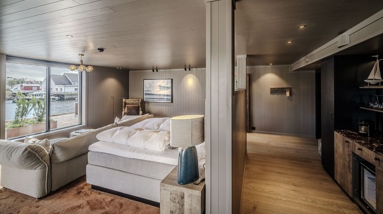 <b>Henningsvaer Bryggehotel Room</b>. Images powered by <a href="https://www.leonardoworldwide.com/" title="Leonardo Worldwide" target="_blank">Leonardo</a>.