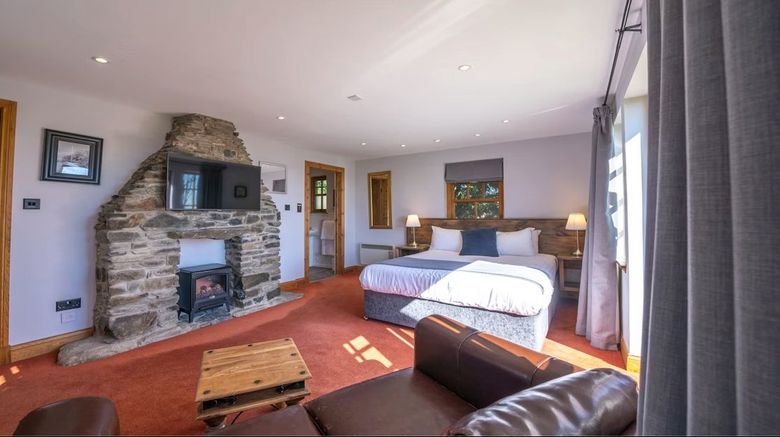 <b>Oak Tree Inn Room</b>. Images powered by <a href="https://www.leonardoworldwide.com/" title="Leonardo Worldwide" target="_blank">Leonardo</a>.